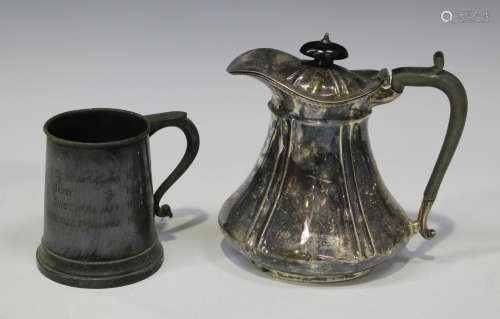 An Edwardian silver hot water jug, Birmingham 1902, height 15cm, and a silver mug, London 1968 by A.