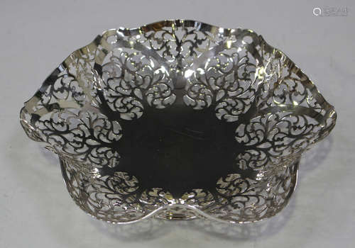 An Elizabeth II silver pierced basket, London 1960 by Israel Freeman & Son Ltd, diameter 23.2cm.