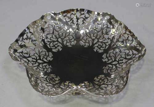 An Elizabeth II silver pierced basket, London 1960 by Israel Freeman & Son Ltd, diameter 23.2cm.