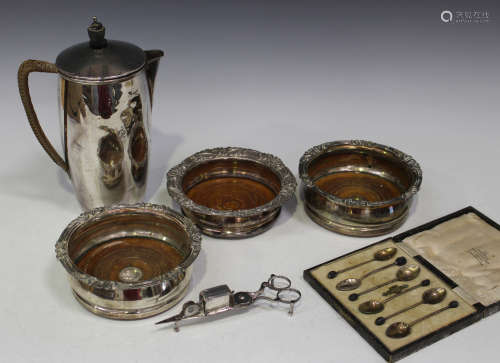 A set of six George VI silver and enamel bean end coffee spoons, Birmingham 1937, cased, three