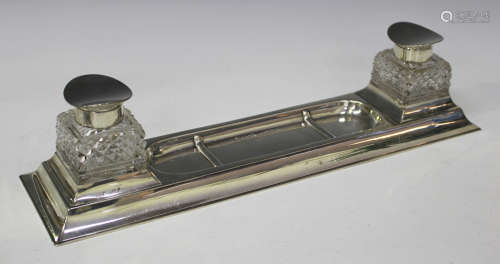 An Edwardian silver rectangular inkstand with central pen recess, flanked by a pair of square cut