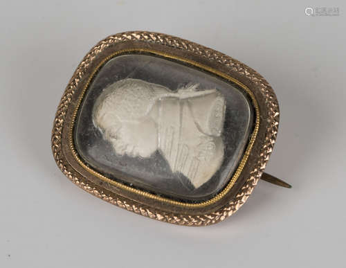 A Georgian gold mounted Tassie reverse intaglio portrait brooch depicting a military gentleman,