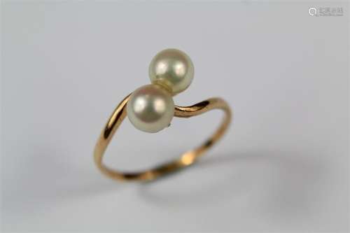 A Yellow Gold and Pearl Cross Over Ring