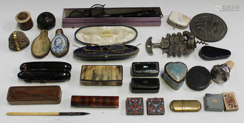 A group of mixed collectors' items, including a late 19th century tortoiseshell double cigar case,