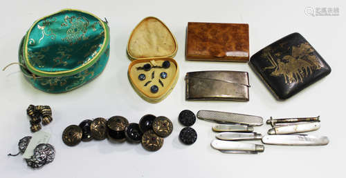 A small group of collectors' items, including four silver bladed and mother-of-pearl folding fruit