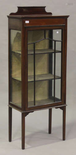 An Edwardian mahogany and boxwood line inlaid display cabinet, fitted with a single glazed door,