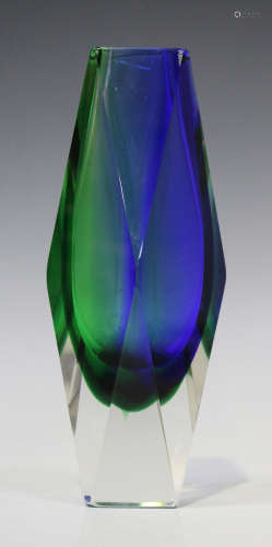 A Mandruzzato Sommerso diamond shaped glass vase, mid-20th century, with internal blue/green