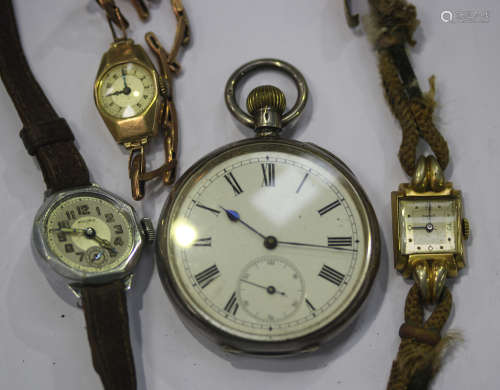 A 9ct gold cased lady's wristwatch, Chester 1935, on an expanding bracelet, case width 1.5cm, two