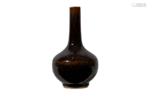 A CHINESE RUSSET-SPLASHED MIRROR-BLACK GLAZED BOTTLE VASE. Qing Dynasty. The globular body rising from a short foot to a high cylindrical neck, with russet splashes on the body and running down the neck, 13cm H. 清   黑釉膽式瓶