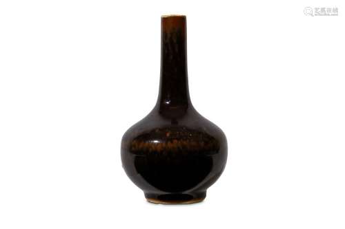 A CHINESE RUSSET-SPLASHED MIRROR-BLACK GLAZED BOTTLE VASE. Qing Dynasty. The globular body rising from a short foot to a high cylindrical neck, with russet splashes on the body and running down the neck, 13cm H. 清   黑釉膽式瓶