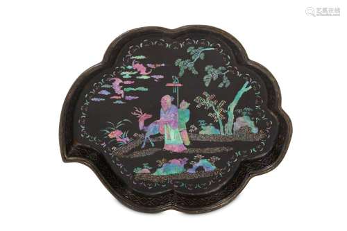 A CHINESE MOTHER-OF-PEARL INLAID BLACK LACQUER TRAY. Kangxi. Shaped in the form of a leaf, the interior decorated with Shoulao beside a deer and boy attendant below bats and beneath a pine tree, 13cm diameter. 清康熙   黑漆嵌螺鈿壽老童子圖紋托盤