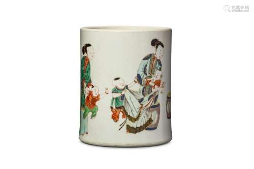 A CHINESE FAMILLE VERTE 'LADY AND CHILD' BRUSHPOT. Kangxi. Finely painted with a lady seated on a stool and holding a squatting boy as another boy reaches out to her and another approaches whilst being held by another elegantly attired lady, 15.5cm