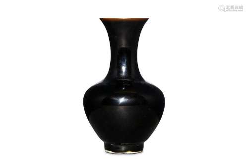 A CHINESE MIRROR-BLACK GLAZED VASE. Kangxi. Of pear-shaped form with a waisted neck and flaring rim, covered overall in a thick black glaze, 15cm H. 清康熙   黑釉撇口尊