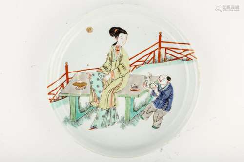 A CHINESE FAMILLE VERTE 'BOY AND LADY' DISH. Kangxi. Finely painted with a lady reclining against a table, with an attendant boy presenting a rabbit to her, 20cm diameter. 清康熙   五彩人物故事紋碟