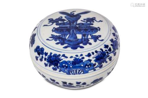 A CHINESE BLUE AND WHITE 'TREASURES' CIRCULAR BOX AND COVER. Kangxi. A roundel to the cover decorated with bronzes and auspicious symbols, the exterior of the base and cover and painted with peonies emerging from ornamental rock-word, 15cm diameter.