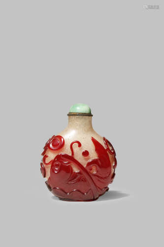 A CHINESE RED-OVERLAY GLASS 'CARPS' SNUFF BOTTLE