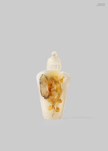 A CHINESE AGATE 'CHILONG' SNUFF BOTTLE