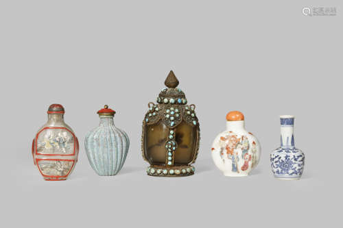 FOUR CHINESE SNUFF BOTTLES