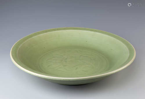 A LARGE CHINESE LONGQUAN CELADON BOWL