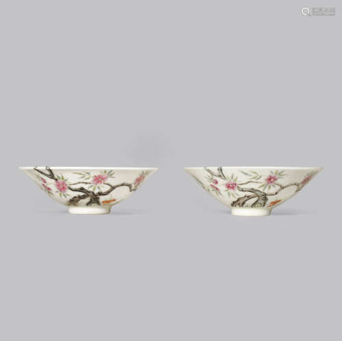 A PAIR OF CHINESE FAMILLE ROSE BOWLS