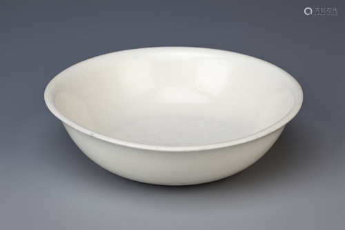 A CHINESE BLANC DE CHINE SHALLOW BOWL