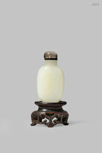 A CHINESE WHITE JADE SNUFF BOTTLE