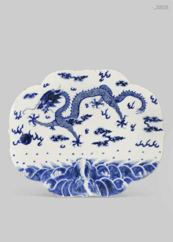 A CHINESE BLUE AND WHITE QUATRELOBED 'DRAGON' PLAQUE