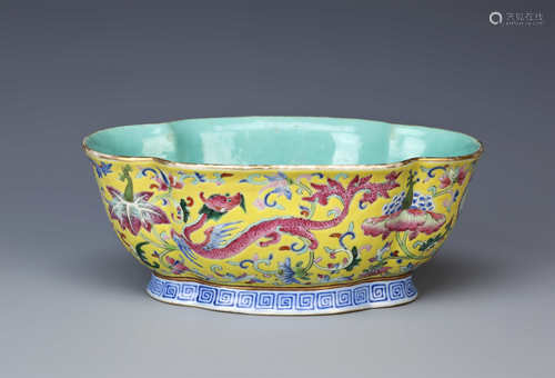 A CHINESE YELLOW-GROUND QUATREFOIL JARDINIERE