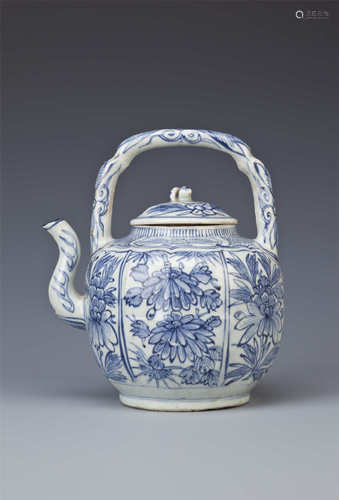 A CHINESE BLUE AND WHITE KRAAK PORCELAIN WINE POT AND COVER