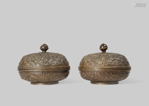 A PAIR OF CHINESE BRONZE CIRCULAR BOXES AND COVERS