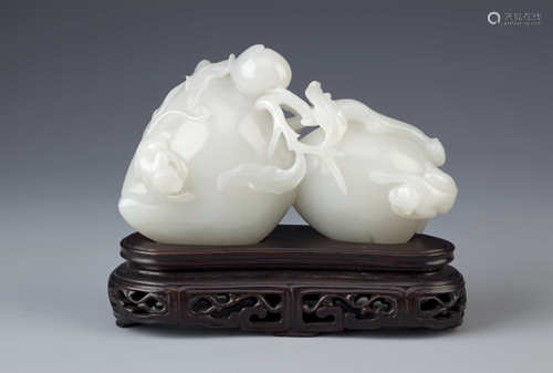 A CHINESE WHITE JADE CARVING OF PEACHES AND MONKEYS