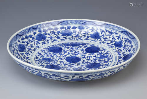 A LARGE CHINESE BLUE AND WHITE SAUCER DISH