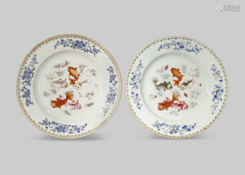 A NEAR PAIR OF CHINESE FAMILLE ROSE 'GOLDFISH' PLATES