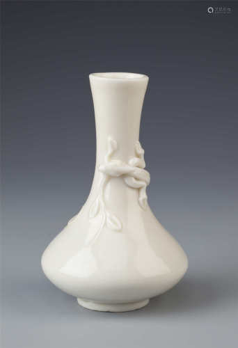 A SMALL CHINESE BLANC DE CHINE BOTTLE VASE