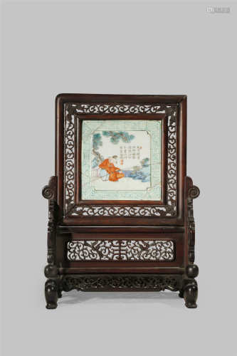 A SMALL CHINESE PORCELAIN AND HARDWOOD TABLE SCREEN