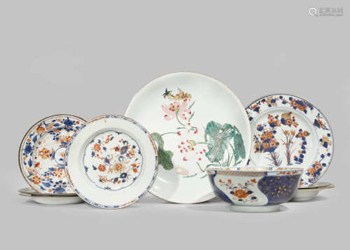 A COLLECTION OF CHINESE PORCELAIN ITEMS