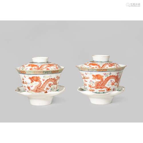 A PAIR OF CHINESE FAMILLE ROSE 'DRAGON AND PHOENIX' BOWLS