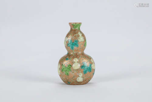 Chinese famille rose porcelain snuff bottle, Qianlong