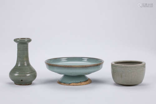 Three Chinese porcelain pieces.