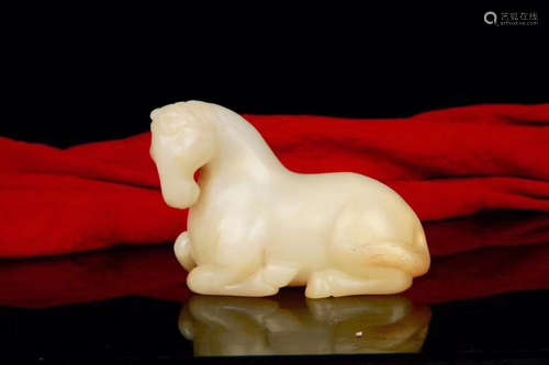 17-19TH CENTURY, A HORSE DESIGN HETIAN JADE ORNAMENT, QING DYNASTY