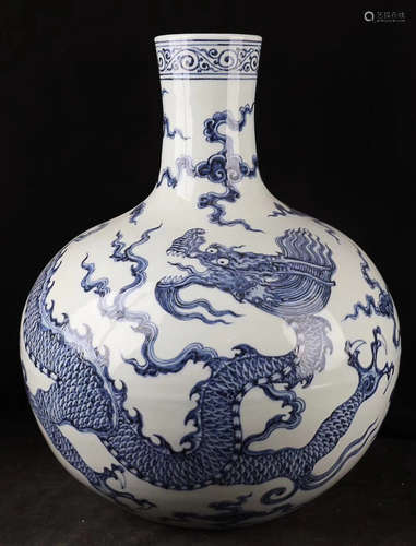 A BLUE&WHITE DRAGON PATTERN GLOBULAR BOTTLE