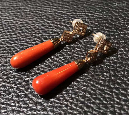 A PAIR OF NATURAL CORAL EARRINGS WITH 18K GOLD DIAMOND