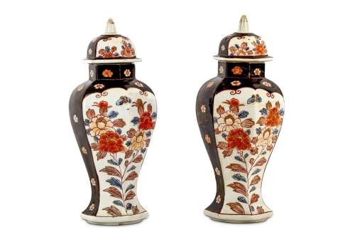A PAIR OF CHINESE IMARI VASES AND COVERS. Late 17t