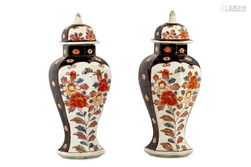 A PAIR OF CHINESE IMARI VASES AND COVERS. Late 17t