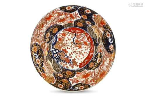 A LARGE IMARI CHARGER. 17th Century. Decorated in