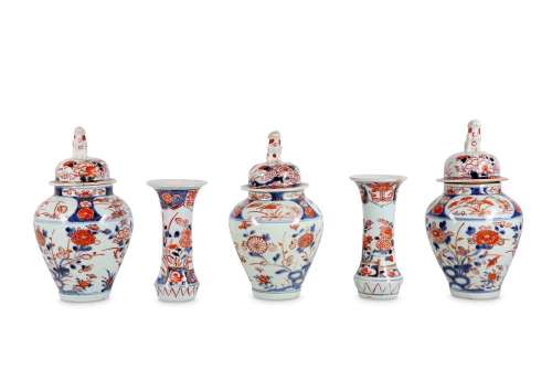 A SMALL IMARI GARNITURE. Late 17th/early 18th cent