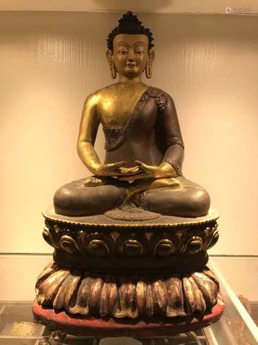 A GILT-BRONZE FIGURE OF SHAKYAMUNI