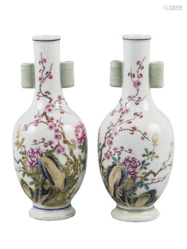 A pair of Chinese porcelain arrow vases