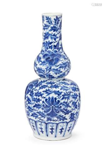 A Chinese porcelain double gourd vase