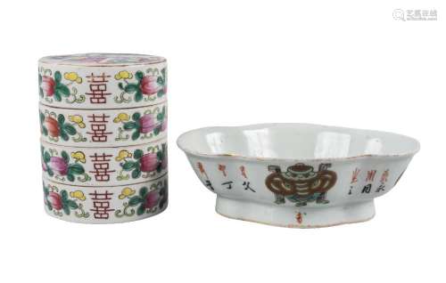 A Chinese porcelain quatrilobe bowl and a four-section stacking box